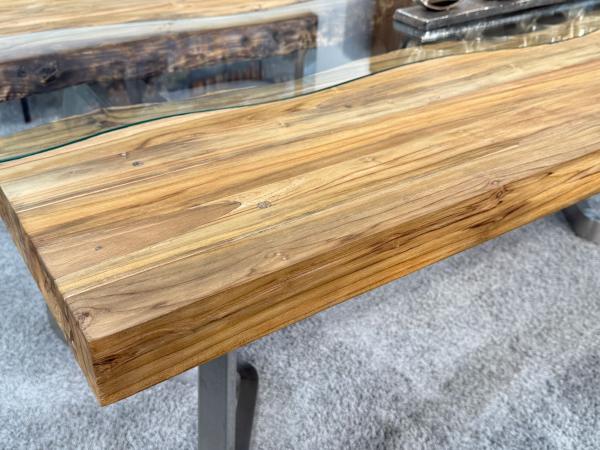 Massivholztisch mit Glaseinlage aus Altholz