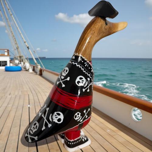Ente aus Holz Pirat in Totenkopf-Anzug