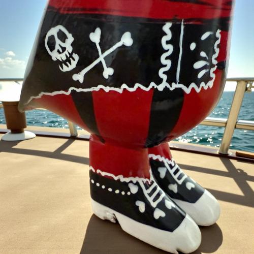 Ente aus Holz Pirat in Totenkopf-Anzug