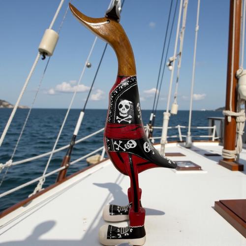 Ente aus Holz Pirat in Totenkopf-Anzug