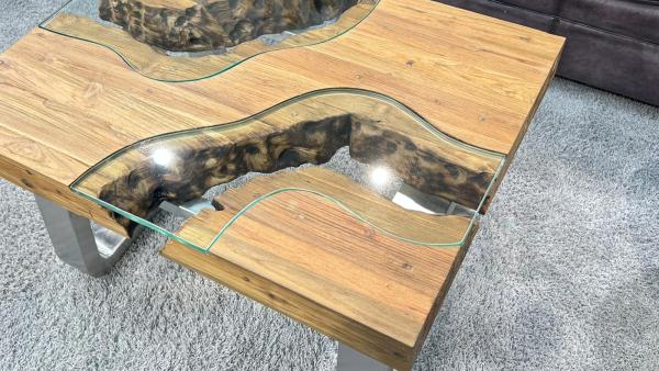 Couchtisch mit Glaseinlage aus Altholz