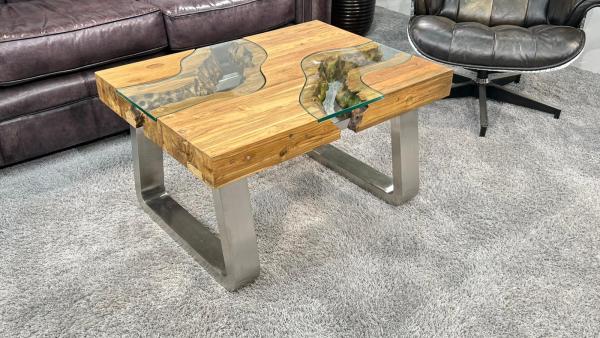 Couchtisch mit Glaseinlage aus Altholz