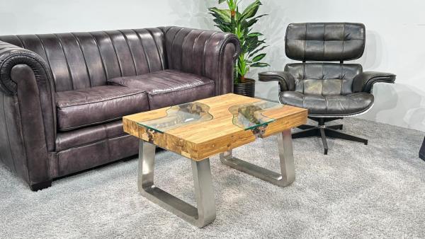 Couchtisch mit Glaseinlage aus Altholz