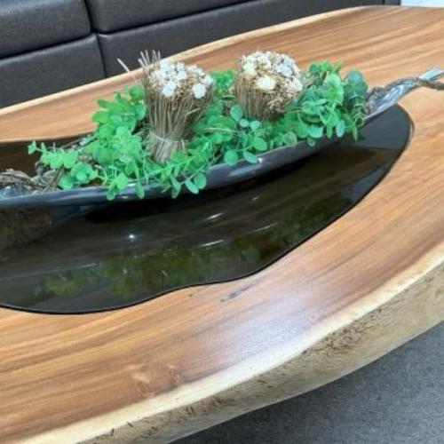 Massiver Couchtisch Baumstamm mit Metallgestell