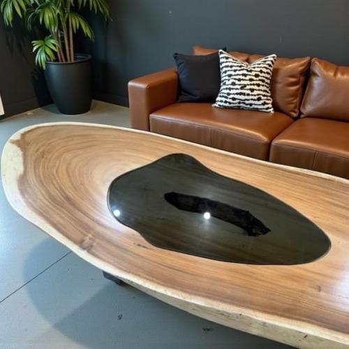 Massiver Couchtisch Baumstamm mit Metallgestell