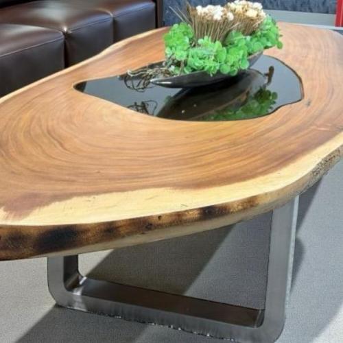 Massiver Couchtisch Baumstamm mit Metallgestell