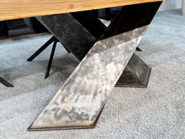 Esstisch "Deep Island" aus massivem Teakholz mit 3-D-Kreuzgestell aus Rohstahl ca. 220 x 100 x 79 cm