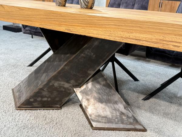 Esstisch "Deep Island" aus massivem Teakholz mit 3-D-Kreuzgestell aus Rohstahl ca. 220 x 100 x 79 cm