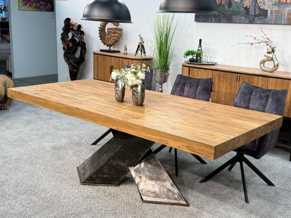 Esstisch "Deep Island" aus massivem Teakholz mit 3-D-Kreuzgestell aus Rohstahl ca. 220 x 100 x 79 cm