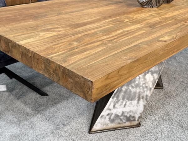 Esstisch "Deep Island" aus massivem Teakholz mit 3-D-Kreuzgestell aus Rohstahl ca. 220 x 100 x 79 cm