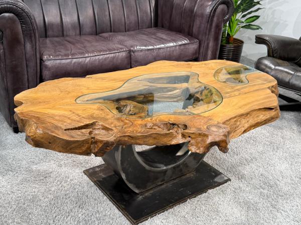 Einmaliger Couchtisch aus Baumscheiben mit Halbmondfuss