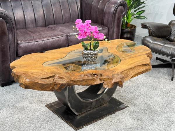 Einmaliger Couchtisch aus Baumscheiben mit Halbmondfuss