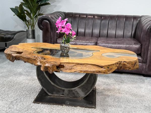 Einmaliger Couchtisch aus Baumscheiben mit Halbmondfuss