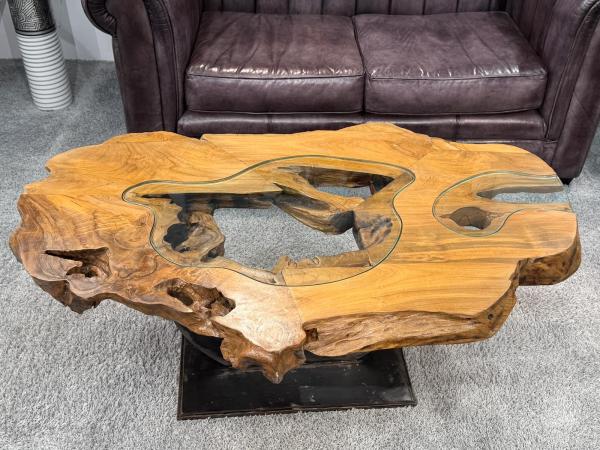 Einmaliger Couchtisch aus Baumscheiben mit Halbmondfuss