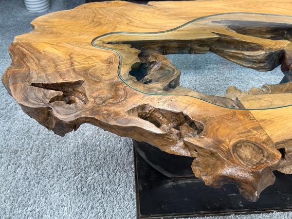 Einmaliger Couchtisch aus Baumscheiben mit Halbmondfuss