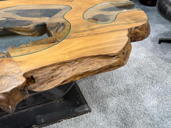 Einmaliger Couchtisch aus Baumscheiben mit Halbmondfuss