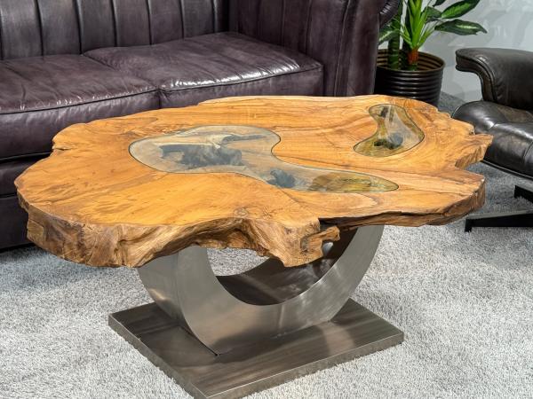 Einmaliger Couchtisch aus Baumscheiben mit Halbmondfuss