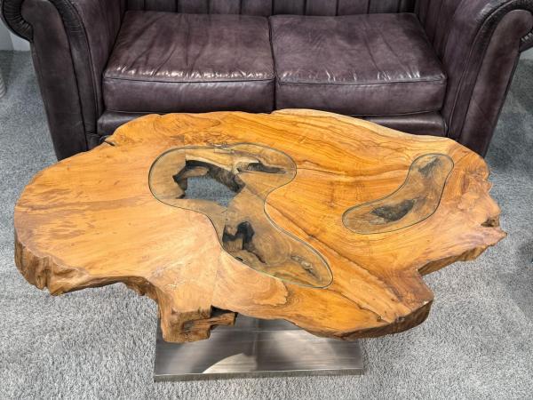 Einmaliger Couchtisch aus Baumscheiben mit Halbmondfuss