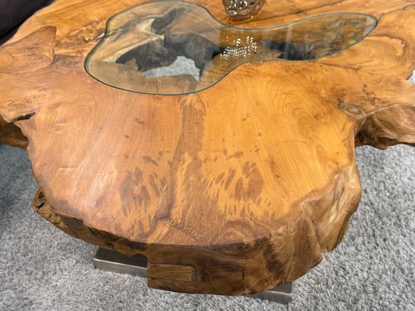 Einmaliger Couchtisch aus Baumscheiben mit Halbmondfuss