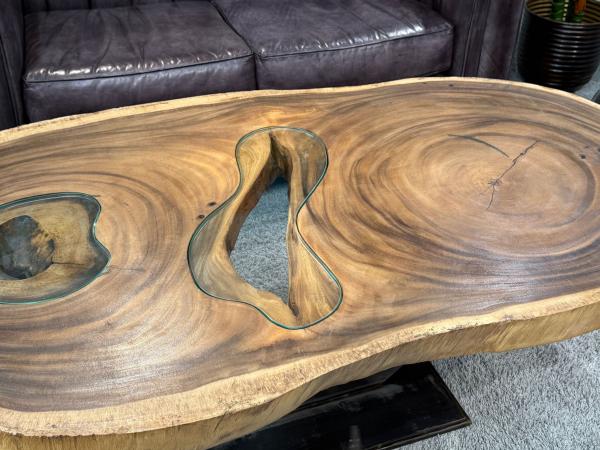 Massiver ovaler Couchtisch Baumstamm mit Metallgestell