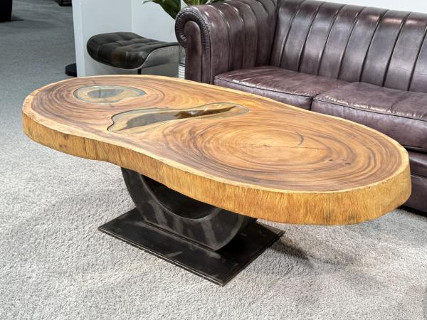 Massiver ovaler Couchtisch Baumstamm mit Metallgestell