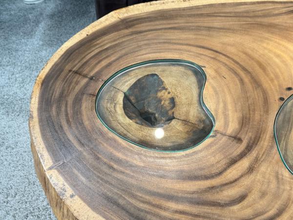 Massiver ovaler Couchtisch Baumstamm mit Metallgestell