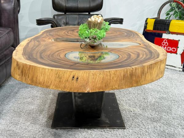 Massiver ovaler Couchtisch Baumstamm mit Metallgestell