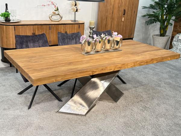 Eckiger Holztisch für das Wohnzimmer