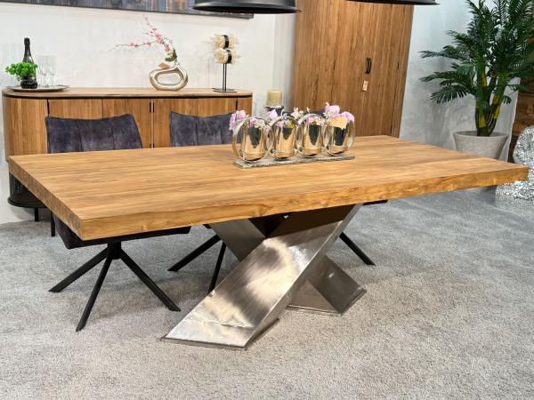 Eckiger Holztisch für das Wohnzimmer