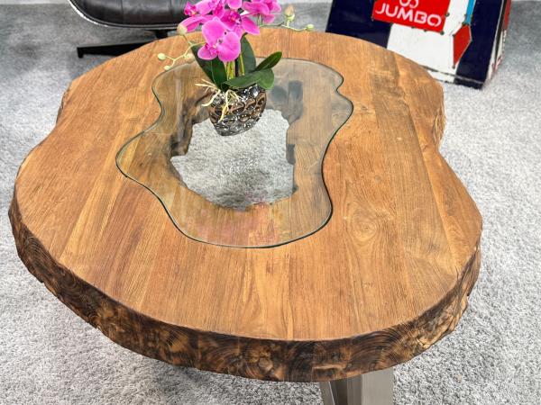 Edler Couchtisch mit Baumkante und Glasinsel