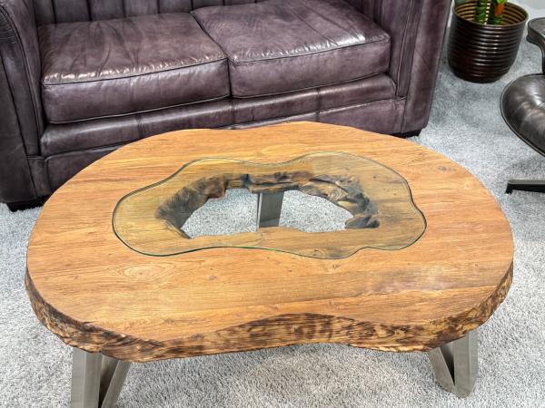 Edler Couchtisch mit Baumkante und Glasinsel