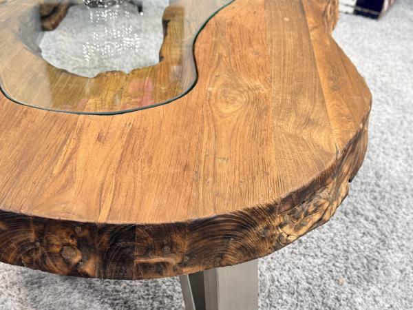 Edler Couchtisch mit Baumkante und Glasinsel
