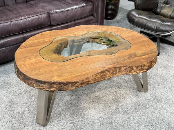 Edler Couchtisch mit Baumkante und Glasinsel