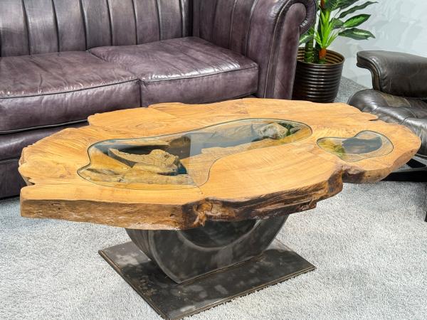 Einmaliger Couchtisch aus Baumscheiben mit Halbmondfuss