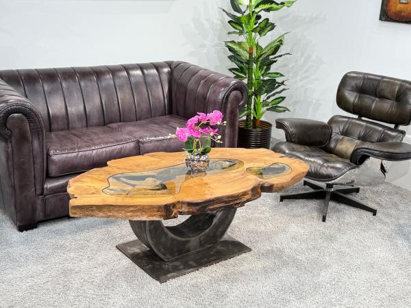 Einmaliger Couchtisch aus Baumscheiben mit Halbmondfuss