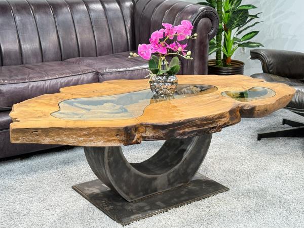 Einmaliger Couchtisch aus Baumscheiben mit Halbmondfuss