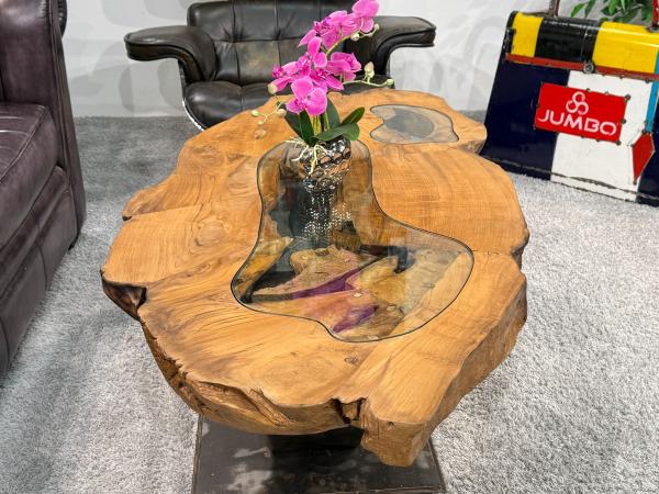 Einmaliger Couchtisch aus Baumscheiben mit Halbmondfuss