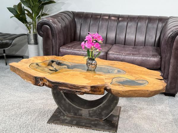 Einmaliger Couchtisch aus Baumscheiben mit Halbmondfuss