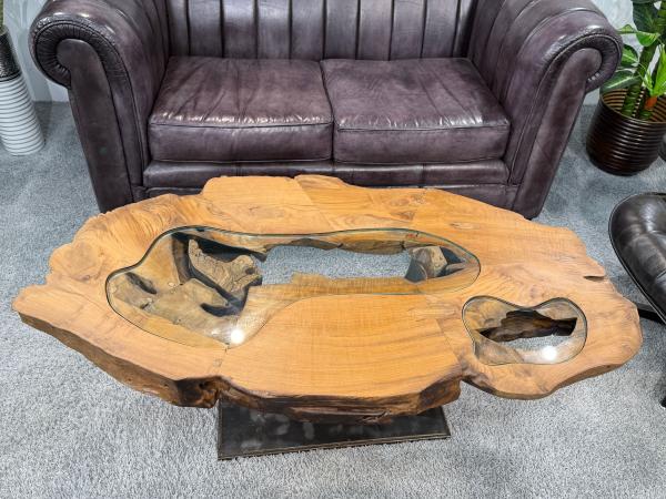 Einmaliger Couchtisch aus Baumscheiben mit Halbmondfuss