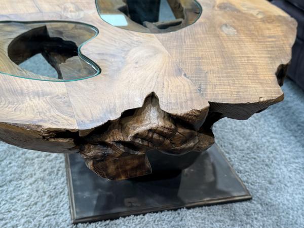 Einmaliger Couchtisch aus Baumscheiben mit Halbmondfuss