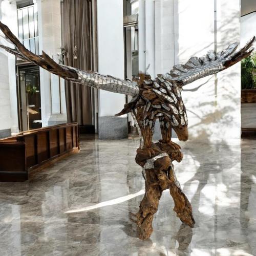 Adler aus Altholz mit Aluminium