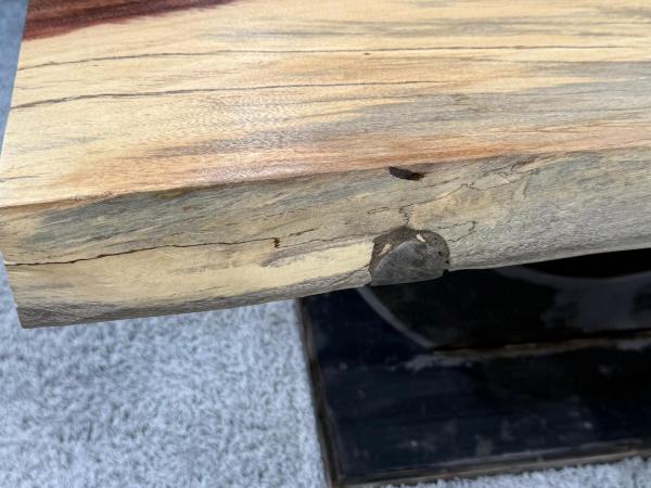 Baumstamm-Couchtisch aus Tamarindenholz, rechteckig.