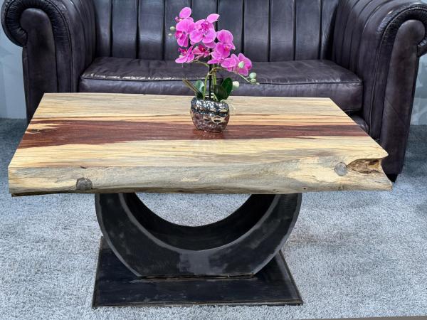 Baumstamm-Couchtisch aus Tamarindenholz mit unregelmäßiger Form.