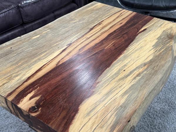 Baumstamm-Couchtisch aus Tamarindenholz auf Metallfuß