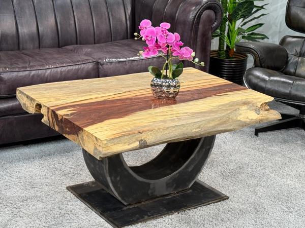 Baumstamm-Couchtisch aus Tamarindenholz mit Metallfuß.