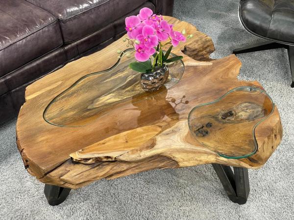 Baumstamm-Couchtisch mit Glasplatte, unregelmäßige Form, Holzoptik.