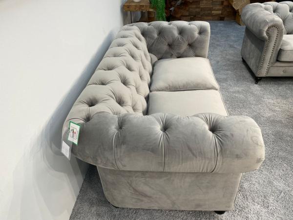 Couch "Essence", 2-Sitzer aus Samt, hellgrau
