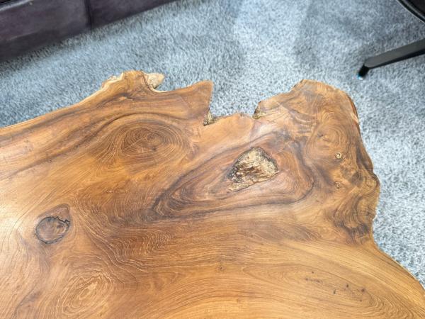 Couchtisch aus einem massiven Baumstamm Teakholz