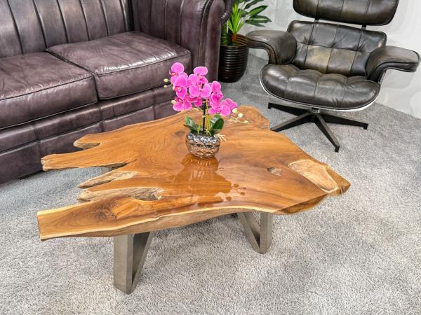 Couchtisch aus Teakholz mit Glasplatte, ca. 100 x 65-75 x 38 cm.