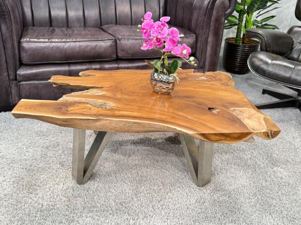 Teakholz-Couchtisch mit Metallbeinen, Detailansicht.